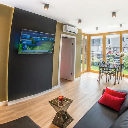Galaxy Garden Apartment Cracow- Shopping Mall 1Min, Underground Parking, Family Friendly, City Center Krakkó Kültér fotó